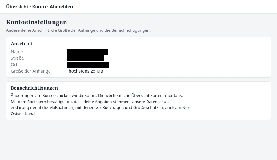 Screenshot einer Kontoseite, auf der schwarze Kästen den Namen, die Straße und den Ort verdecken.